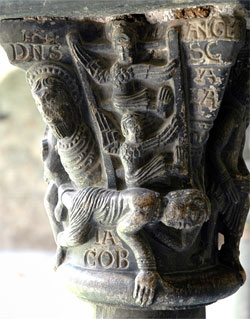 Uno de los 37 capiteles románicos que aún se conservan en la iglesia. © Fotografía de Bruno Brunelli.